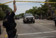 Estados Unidos: Tiroteo deja 6 muertos y 24 heridos en tiroteo en desfile cerca de Chicago; sospechoso huye armado.