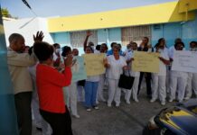 BAHORUCO: Protestan por reposición de 4 enfermeras en hospital de Tamayo; director dice solo fueron suspendidas por su ausencia el día de una auditoria.