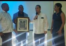 Ayuntamiento de Neyba reconoce méritos de Mario Lama y bachatero Daniel Morillo.