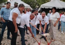 Alcalde de Jimani da primer picazo de inicio construcción de parque en el sector el Cerro