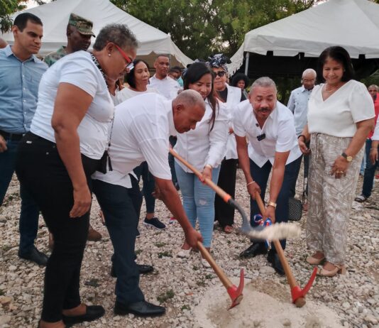 Alcalde de Jimani da primer picazo de inicio construcción de parque en el sector el Cerro