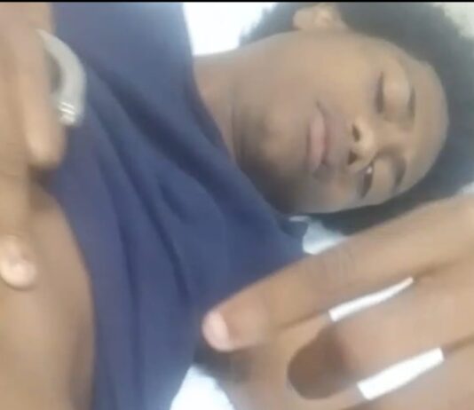 Joven golpeado en la Policía de Neyba tras gritar para que lo dejen ver a su madre; piden investigar el caso.