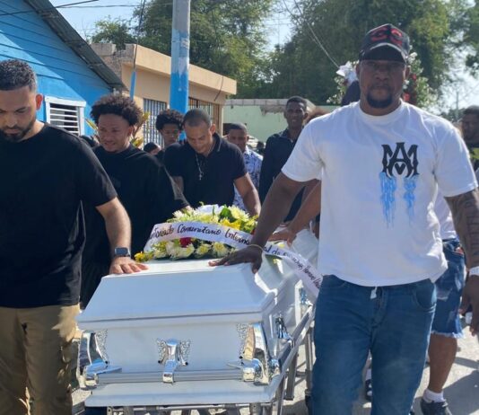 En medio de escenas de dolor y clamor de justicia sepultan restos hijo de periodista en Bahoruco.